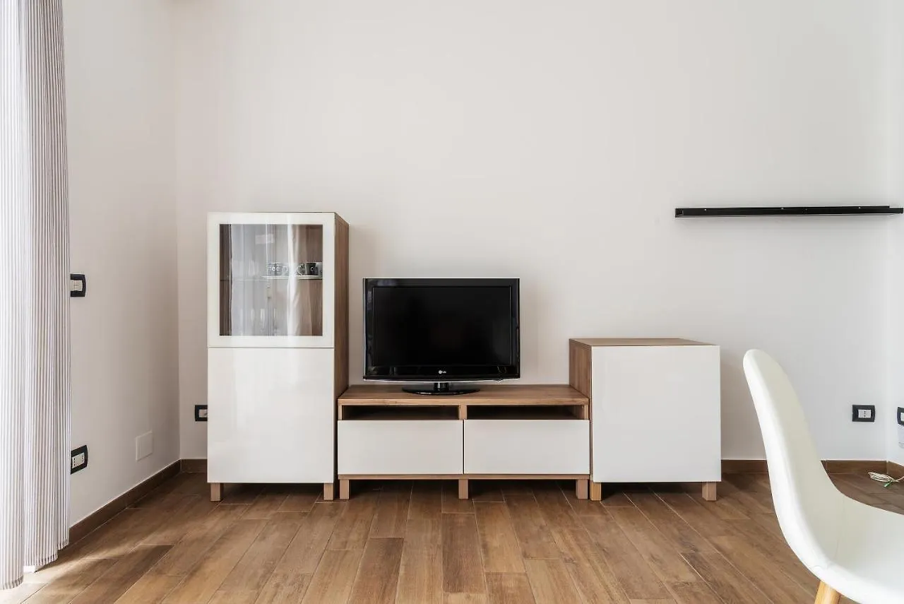 Easyhomes-Sabotino Milán 0*,